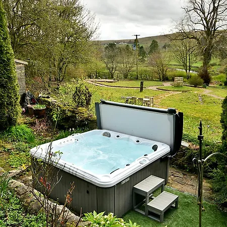 Holiday home Poppythorn At Lovelady Shield With Hot Tub *